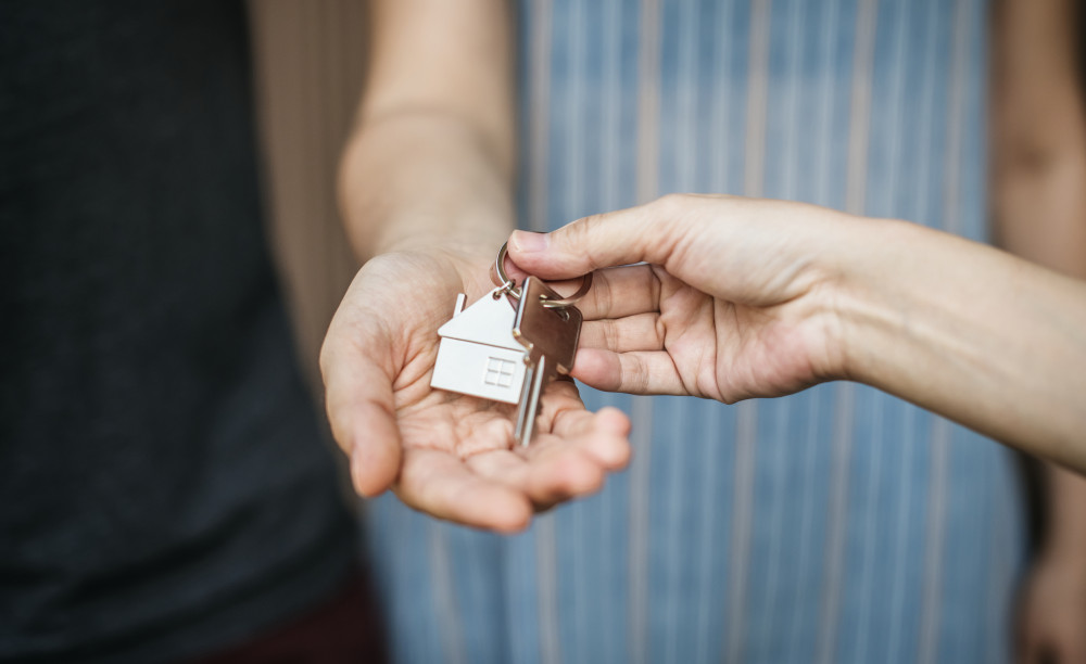 Acheter une maison seul et se marier après : un choix judicieux pour les couples modernes